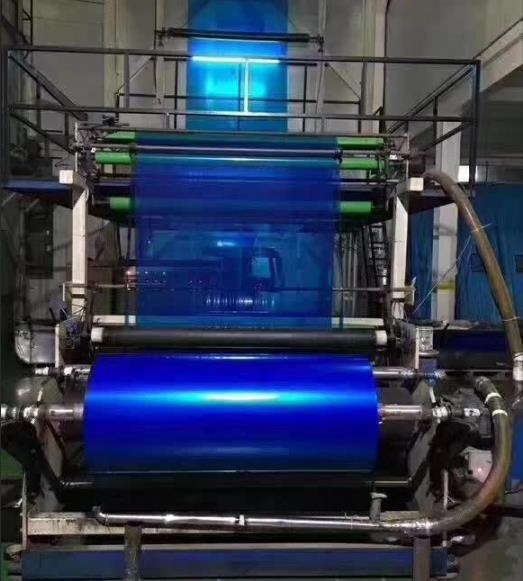 工業吹膜設備中經常應用彩色母粒